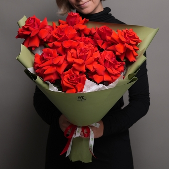 Букет из 11 алых французских роз в корейской упаковке