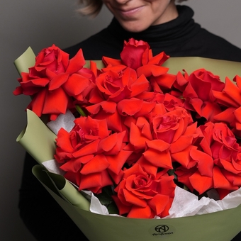 Букет из 11 алых французских роз в корейской упаковке
