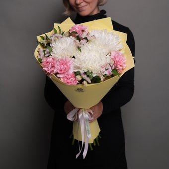 Букет из одноголовой хризантемы, диантусов и альстромерий - M в фоамиране