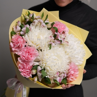 Букет из одноголовой хризантемы, диантусов и альстромерий - M в фоамиране