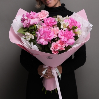 Букет из розовых французских роз, кустовой розы, диантусов и альстромерий в фоамиране