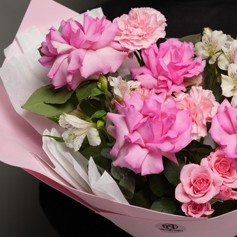 Букет из розовых французских роз, кустовой розы, диантусов и альстромерий в фоамиране