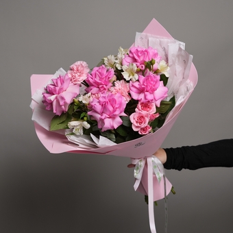 Букет из розовых французских роз, кустовой розы, диантусов и альстромерий в фоамиране