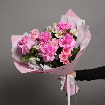 Букет из розовых французских роз, кустовой розы, диантусов и альстромерий в фоамиране