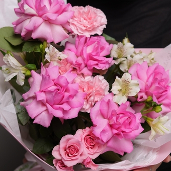 Букет из розовых французских роз, кустовой розы, диантусов и альстромерий в фоамиране