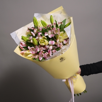 Букет из лилии и альстромерий - M в фоамиране