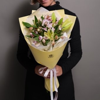 Букет из лилии и альстромерий - S в фоамиране