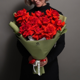 Букет из 9 алых французских роз в корейской упаковке