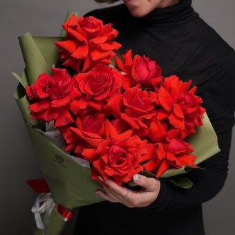 Букет из 9 алых французских роз в корейской упаковке