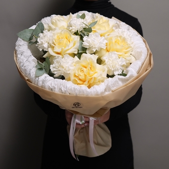 Букет из кремовых французских роз и диантусов с эвкалиптом - М в корейской упаковке