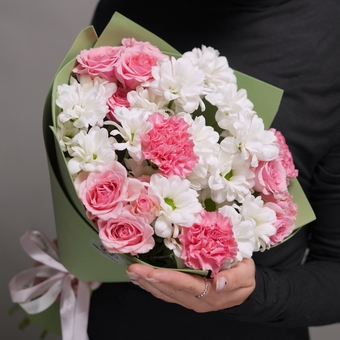 Букет из кустовых роз, диантусов и хризантемы кустовой - S в фоамиране