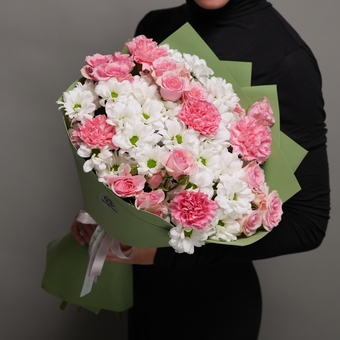 Букет из кустовых роз, диантусов и хризантемы кустовой - M в фоамиране