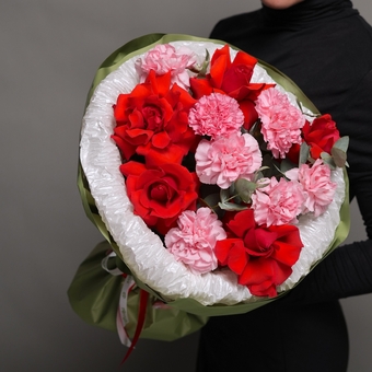 Букет из красных французских роз и диантусов - M в корейской упаковке