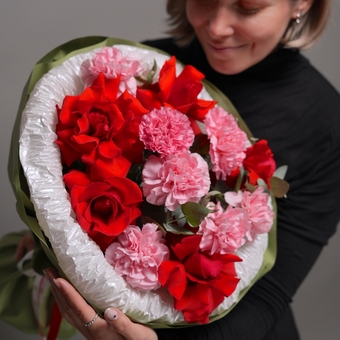 Букет из красных французских роз и диантусов - M в корейской упаковке