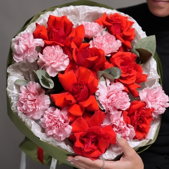 Букет из красных французских роз и диантусов - L в корейской упаковке