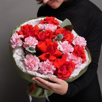 Букет из красных французских роз и диантусов - L в корейской упаковке