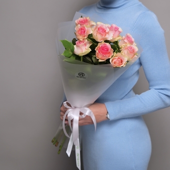 Светло-розовый букет-комплимент в корейской матовой упаковке