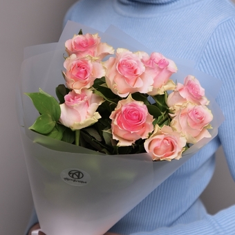 Светло-розовый букет-комплимент в корейской матовой упаковке