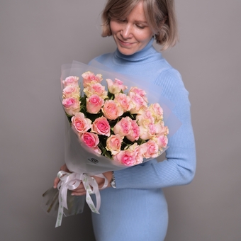 Букет из 25 светло-розовых роз 50 см (Кения) в корейской матовой упаковке