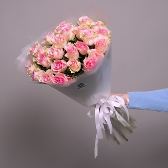 Букет из 25 светло-розовых роз 50 см (Кения) в корейской матовой упаковке