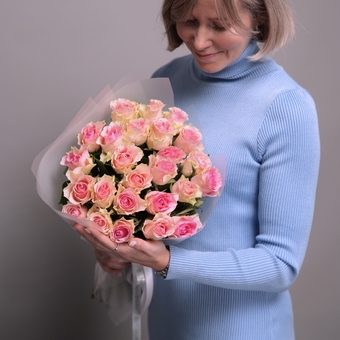 Букет из 25 светло-розовых роз 50 см (Кения) в корейской матовой упаковке