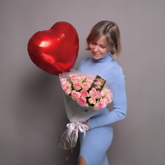 Набор размер М+ с букетом 25 светло-розовых роз Кения (50 см) в корейской матовой упаковке