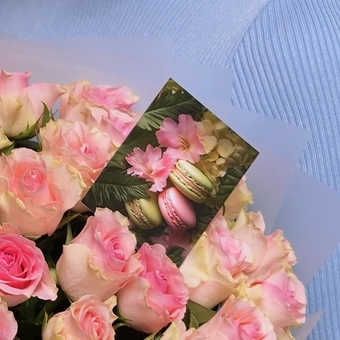 Набор размер М+ с букетом 25 светло-розовых роз Кения (50 см) в корейской матовой упаковке