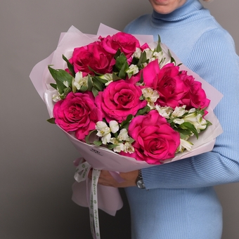 Букет из малиновых французских роз и альстромерии - L в корейской упаковке