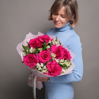 Букет из малиновых французских роз и альстромерии - L в корейской упаковке