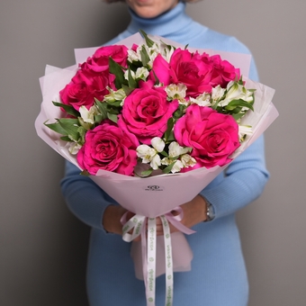 Букет из малиновых французских роз и альстромерии - L в корейской упаковке