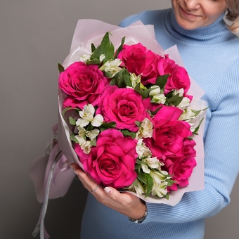 Букет из малиновых французских роз и альстромерии - L в корейской упаковке
