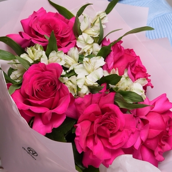 Букет из малиновых французских роз и альстромерии - M в корейской упаковке