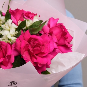 Букет из малиновых французских роз и альстромерии - M в корейской упаковке