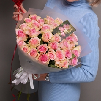 Набор размер L с букетом 35 светло-розовых роз Кения (50 см) в корейской матовой упаковке