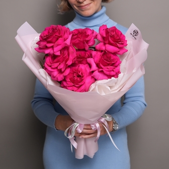 Букет из 7 малиновых французских роз в корейской упаковке