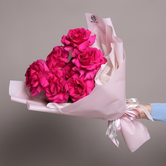 Букет из 7 малиновых французских роз в корейской упаковке