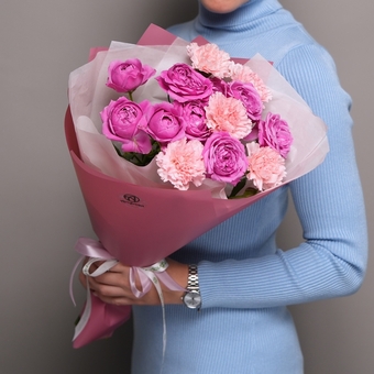 Букет из пионовидных кустовых малиновых роз с диантусом в корейской упаковке