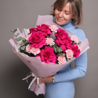 Букет из малиновых французских роз, диантусов с эвкалиптом - L в корейской упаковке