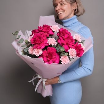 Букет из малиновых французских роз, диантусов с эвкалиптом - L в корейской упаковке