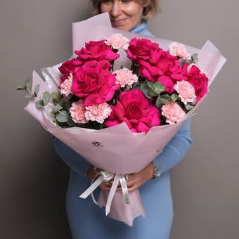Букет из малиновых французских роз, диантусов с эвкалиптом - L в корейской упаковке