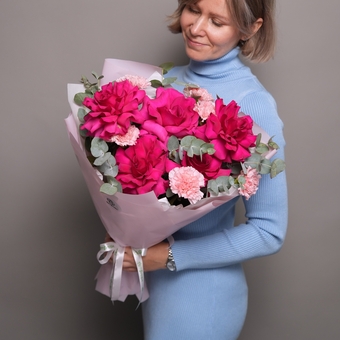 Букет из малиновых французских роз, диантусов с эвкалиптом - M в корейской упаковке