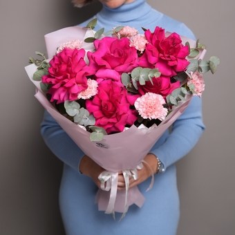 Букет из малиновых французских роз, диантусов с эвкалиптом - M в корейской упаковке