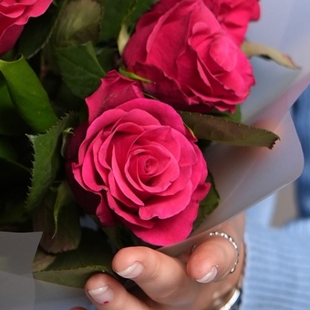 Малиновый букет-комплимент в корейской матовой упаковке