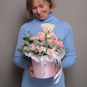 Шляпная коробка с кустовой розой с эвкалиптом и мишкой