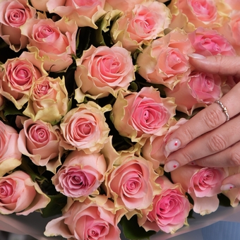 Букет из 51 светло-розовой розы 50 см (Кения) в корейской матовой упаковке