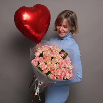 Набор размер L+ с букетом 51 светло-розовая роза Кения (50 см) в корейской матовой упаковке