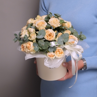 Шляпная коробка с кремовой кустовой розой с эвкалиптом 