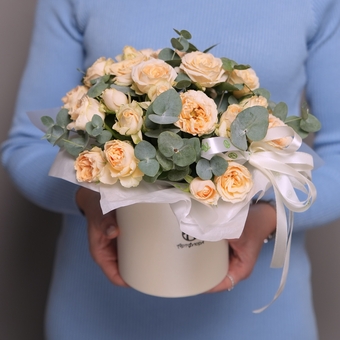 Шляпная коробка с кремовой кустовой розой с эвкалиптом 