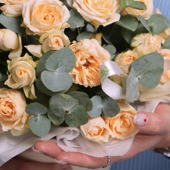 Шляпная коробка с кремовой кустовой розой с эвкалиптом 