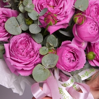 Шляпная коробка с малиновыми пионовидными розами и эвкалиптом